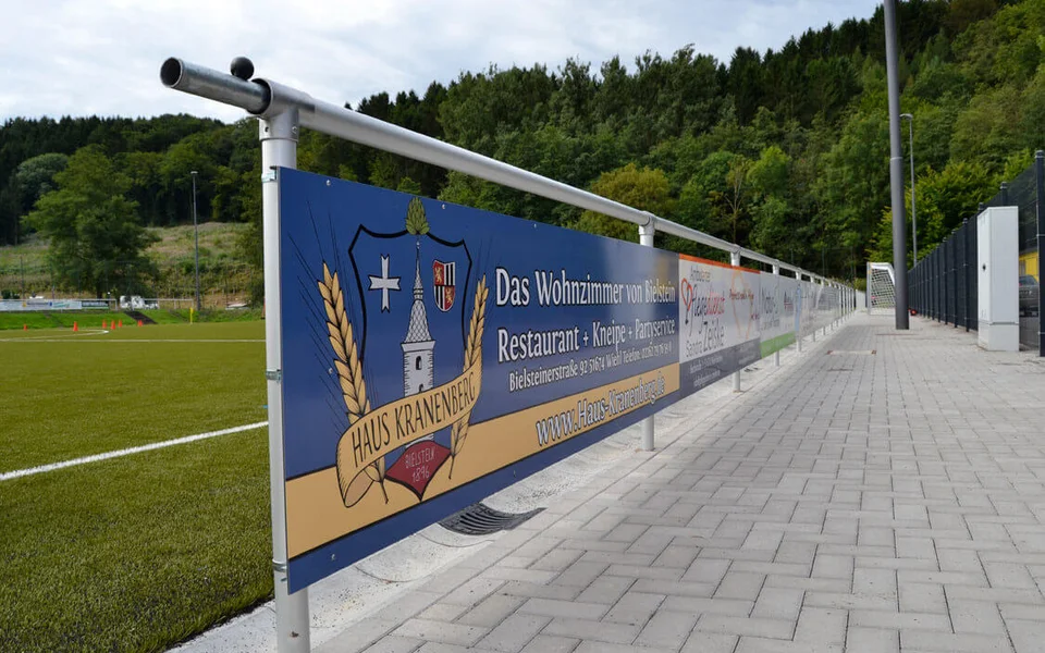 Prominente Position: einige Banden hängen im unmittelbaren Blickfeld der Zuschauer