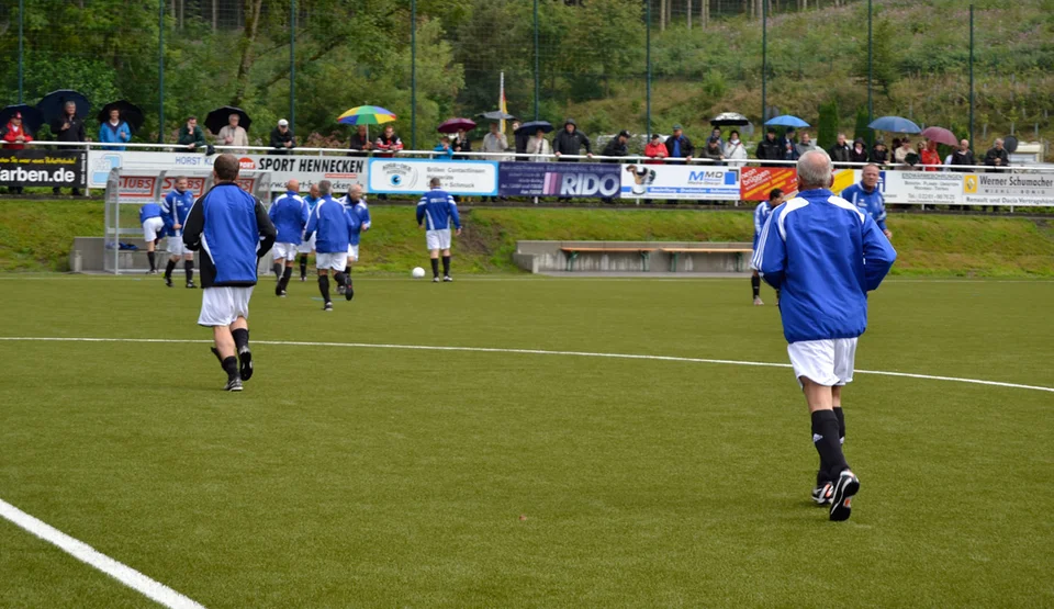 Lockeres Warmlaufen: die Bielsteiner Alten Herren machten es den Kölnern gleich und liefen vor der ersten Ballberührung noch ein paar Bahnen