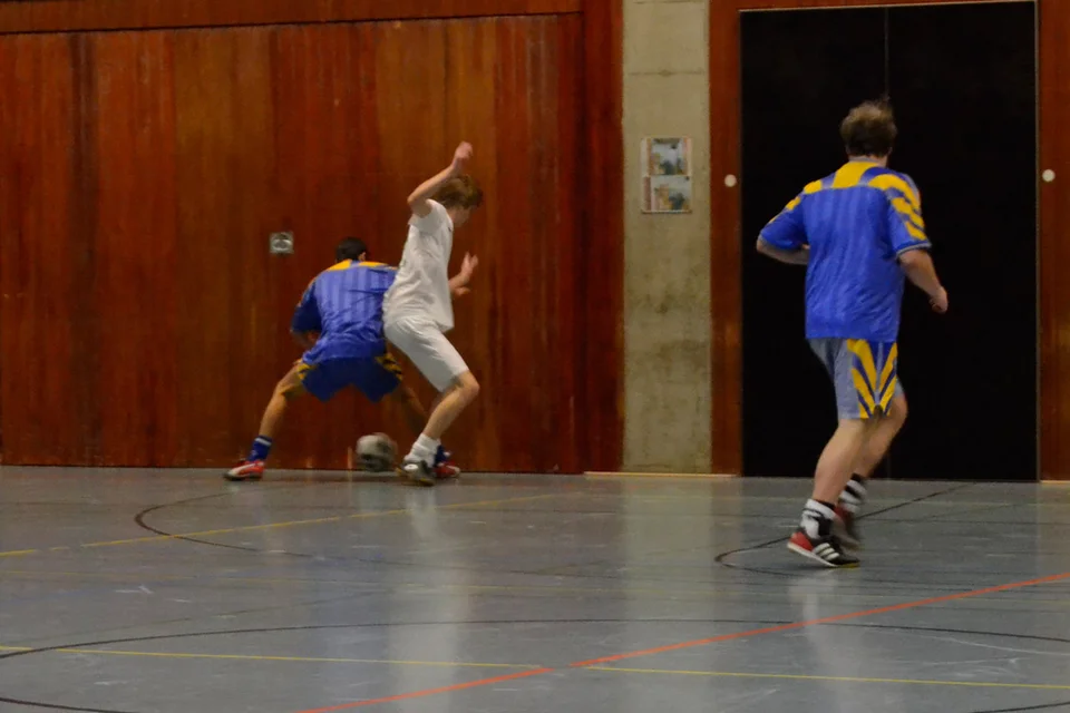 Rassiger Zweikampf: Markus Gehle im Duell mit einem Bergneustädter Rassiger Zweikampf: Markus Gehle im Duell mit einem Bergneustädter