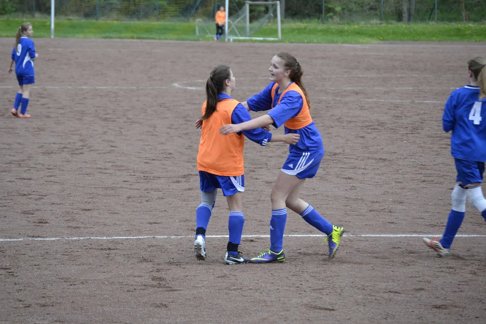 Annalena Müllenmeister und Jacqueline Holtz freuen sich über das zweite Tor Annalena Müllenmeister und Jacqueline Holtz freuen sich über das zweite Tor