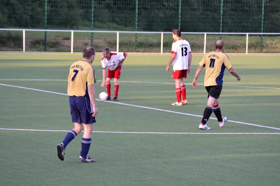 Halbherziger Jubel nach dem 1:0: Rüdiger Brinkmann freut sich nur etwas über sein schönes Tor Halbherziger Jubel nach dem 1:0: Rüdiger Brinkmann freut sich nur etwas über sein schönes Tor