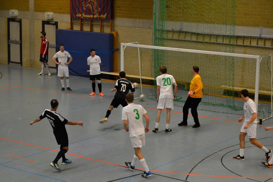 ... ins Tor der Mannschaft von Schneider Electric-Merten ... ins Tor der Mannschaft von Schneider Electric-Merten