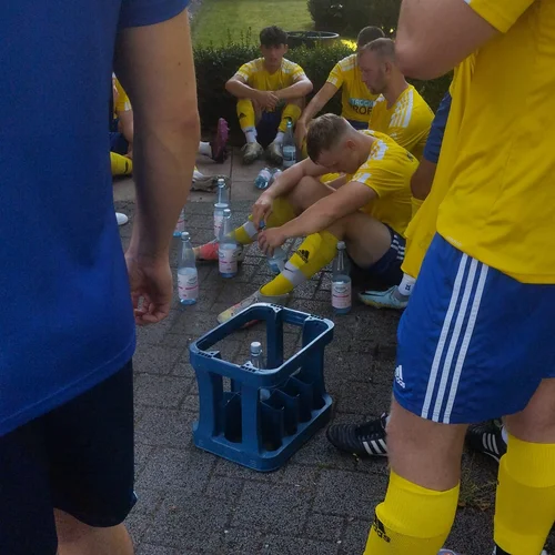 Notwendige Pause: Beim Spiel in Asbachtal genießt unsere Erste Herren die Halbzeitpause, um bei schwülen Temperaturen zurück zu Kräften zu kommen