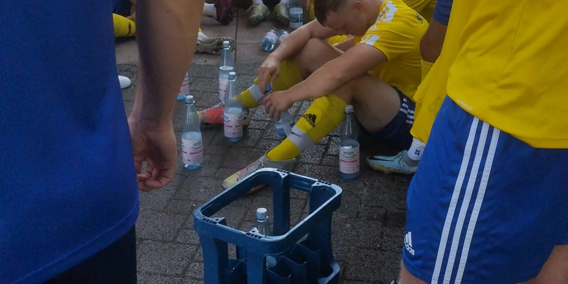 Notwendige Pause: Beim Spiel in Asbachtal genießt unsere Erste Herren die Halbzeitpause, um bei schwülen Temperaturen zurück zu Kräften zu kommen