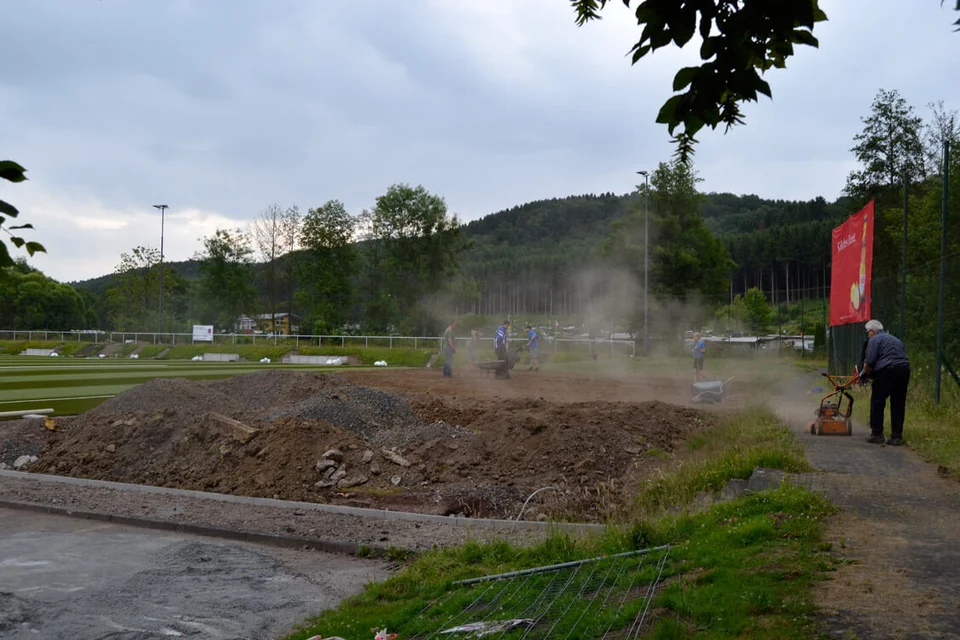 Rauch über dem Bielsteiner Himmel: beim Abfräsen des Bodens wurde viel Dreck durch die Luft gewirbelt