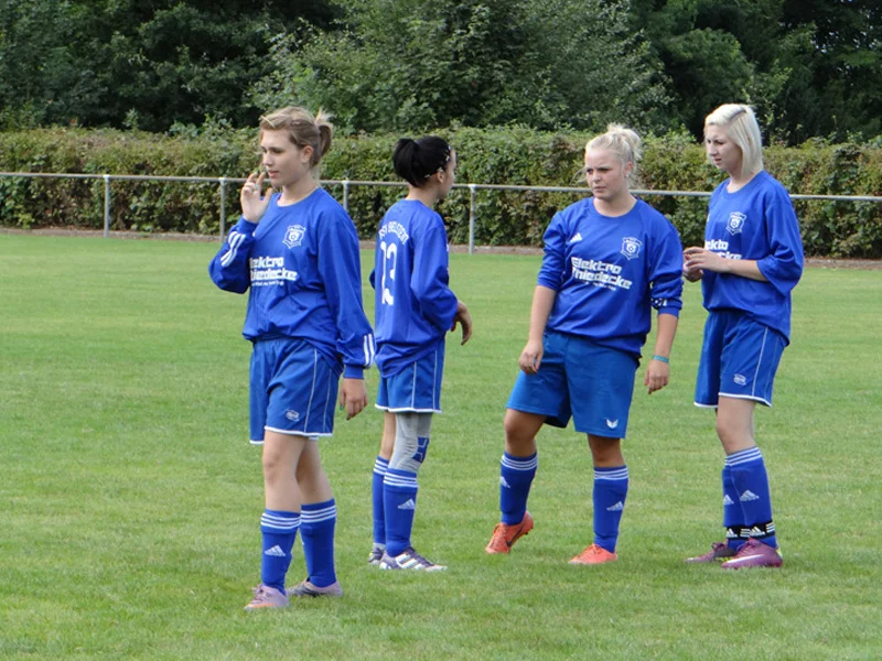 Die Mädchen beim aufwärmenden Torschusstraining Die Mädchen beim aufwärmenden Torschusstraining