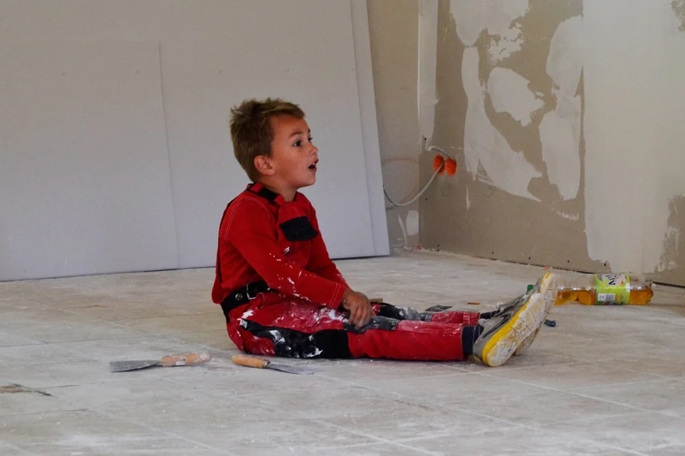 ... zusammen mit Sohnemann Arthur die Wände zu ... zusammen mit Sohnemann Arthur die Wände zu