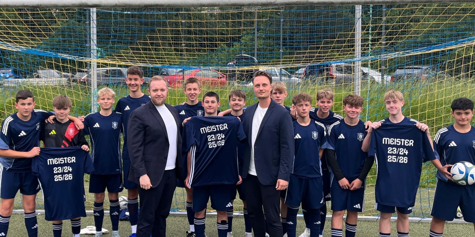 Große Freude über die Meisterschaft: Die U15 vom BSV Viktoria Bielstein 1920 e.V. präsentiert stolz die vom HBP Beratungsinstitut gesponserten Meistershirts nach dem Gewinn des Meistertitels.