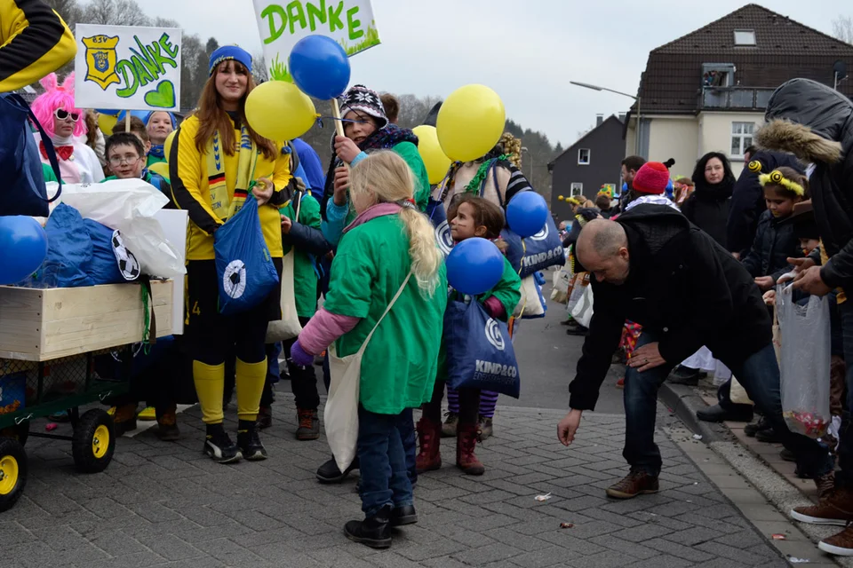 Teilweise ein wenig beeindruckt von der Menschenmenge: einzelne Mädels aus dem Tross des BSV Bielstein Teilweise ein wenig beeindruckt von der Menschenmenge: einzelne Mädels aus dem Tross des BSV Bielstein
