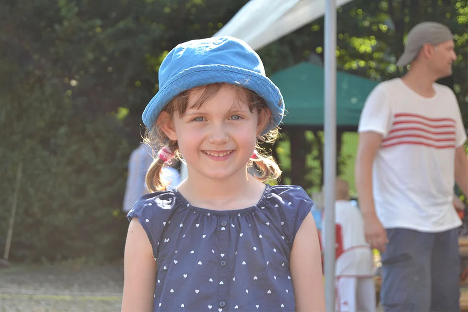 Genoss das Programm sichtlich: eines der zahlreichen kleinen Mädchen vor Ort Genoss das Programm sichtlich: eines der zahlreichen kleinen Mädchen vor Ort