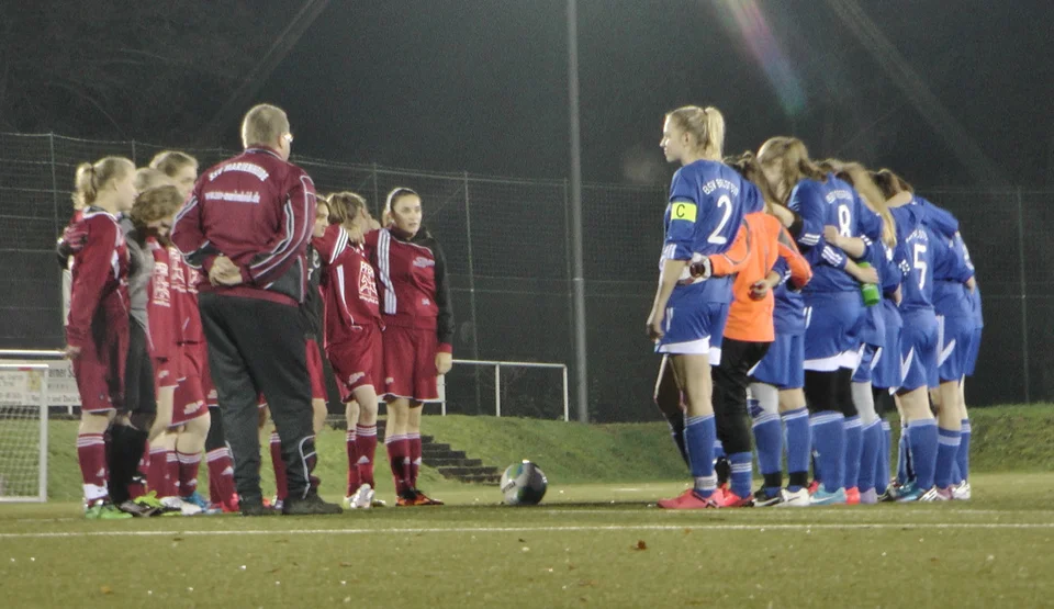 Die Mannschaften bei der Begrüßung vor dem Spiel Die Mannschaften bei der Begrüßung vor dem Spiel