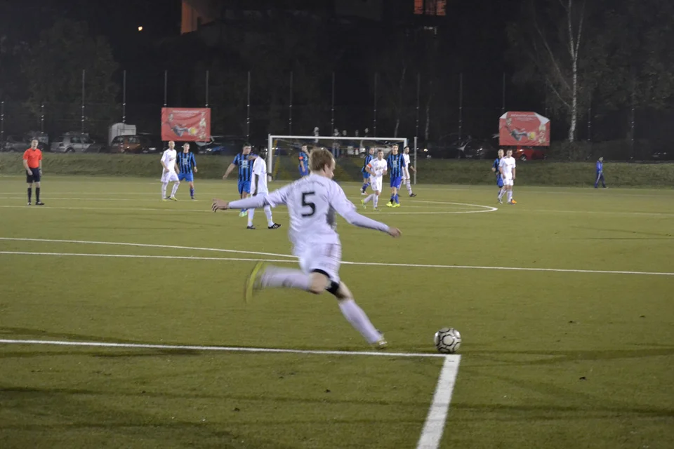 Langes Ding: Patrick Hoffmann führt den Abstoß aus
