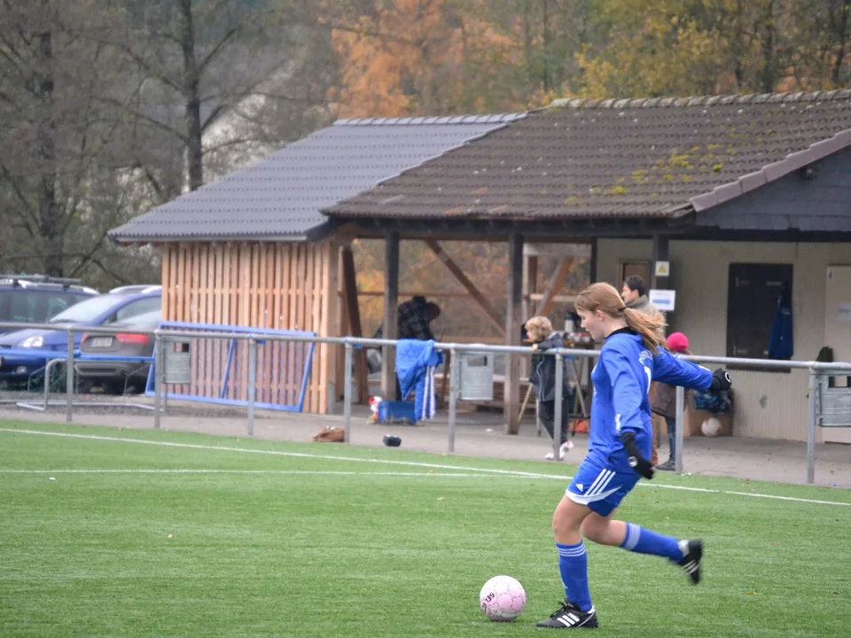 Jacy führt einen Abstoß ab Jacy führt einen Abstoß ab