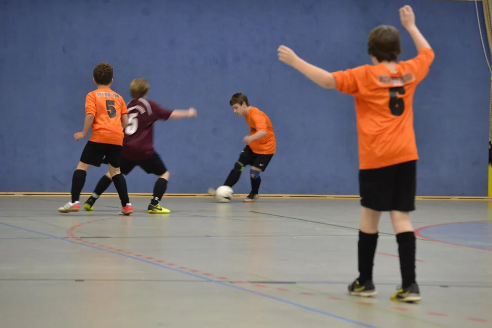 Dennis winkt, Dennis bekommt den Ball ... Dennis winkt, Dennis bekommt den Ball ...