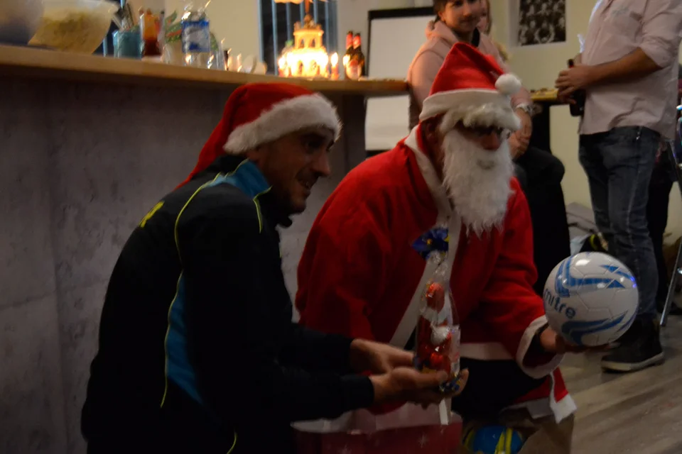 Guter Assistent: Trainer Jörg Große assistierte dem Nikolaus bei der Geschenke-Ausgabe Guter Assistent: Trainer Jörg Große assistierte dem Nikolaus bei der Geschenke-Ausgabe