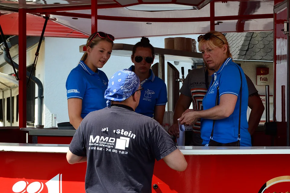 Freundliche Helfer: der Karnevalsverein Bielstein war wieder einmal zahlreich vertreten, um zu helfen Freundliche Helfer: der Karnevalsverein Bielstein war wieder einmal zahlreich vertreten, um zu helfen