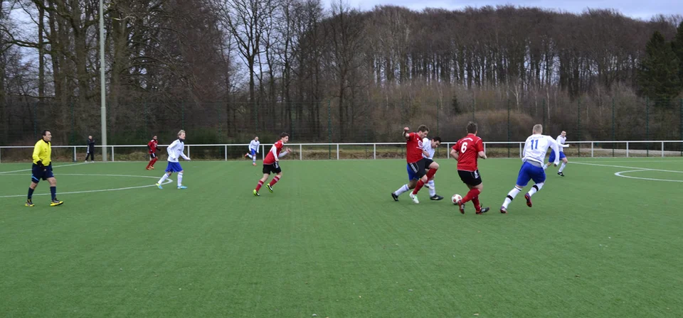 Patrick Weßel verliert einen Zweikampf Patrick Weßel verliert einen Zweikampf