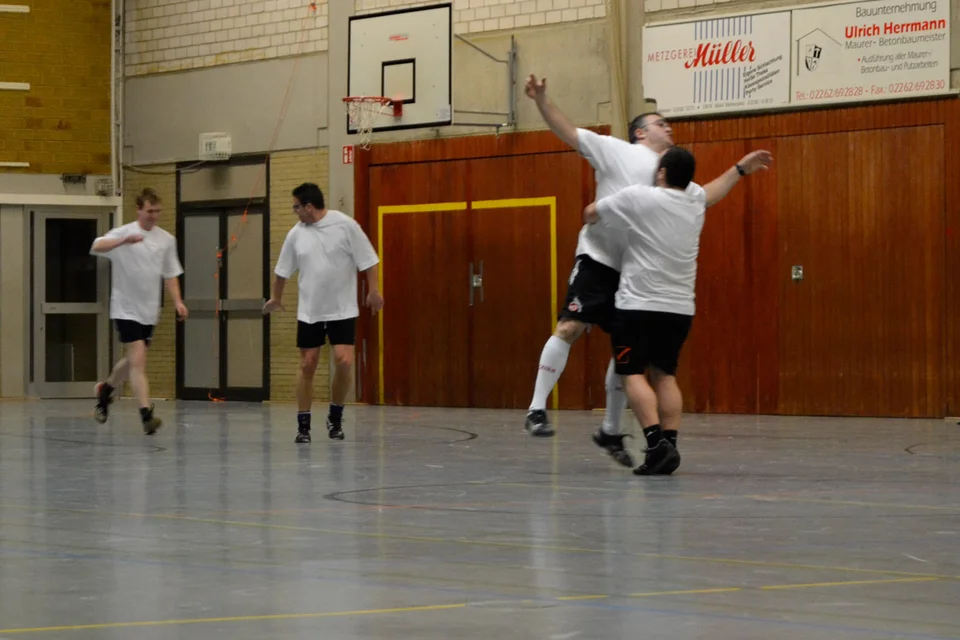 ... glich der Hofstaat seinerseits kurz darauf wieder aus ... ... glich der Hofstaat seinerseits kurz darauf wieder aus ...