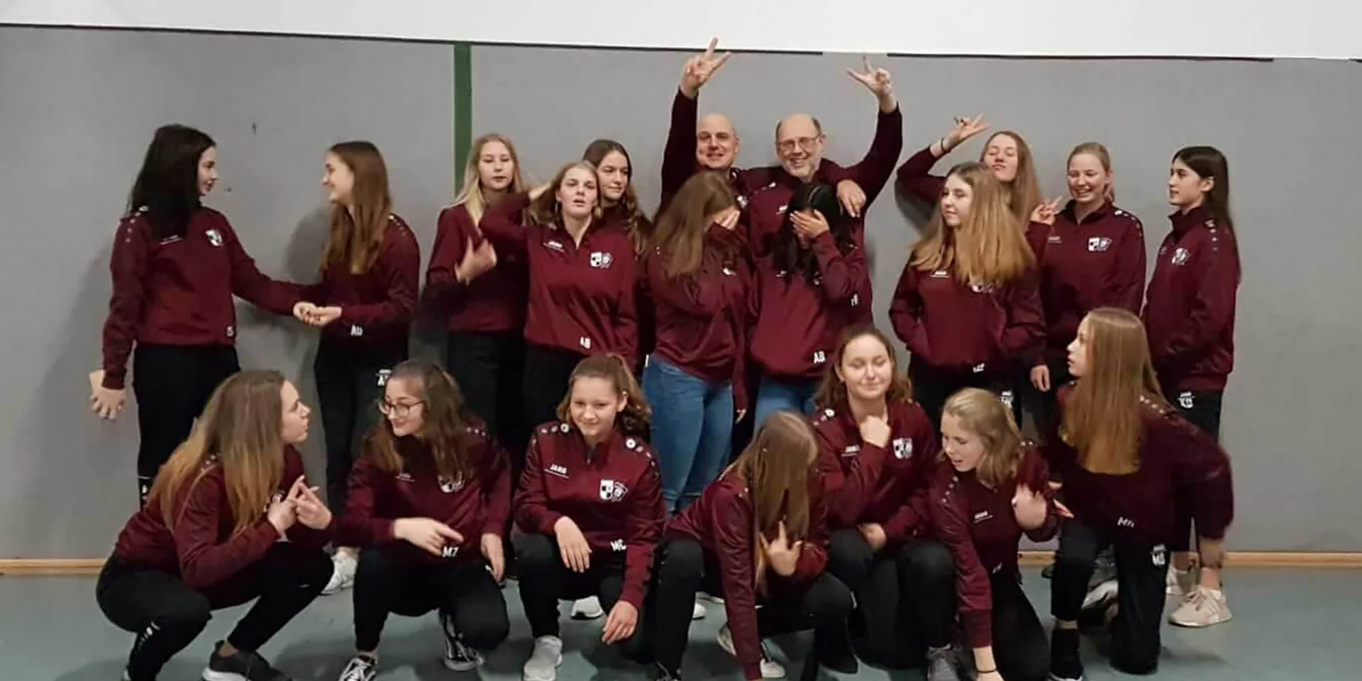 Aufstellen fürs Gruppenfoto: Unsere U17 Juniorinnen hatten eine schöne Weihnachtsfeier