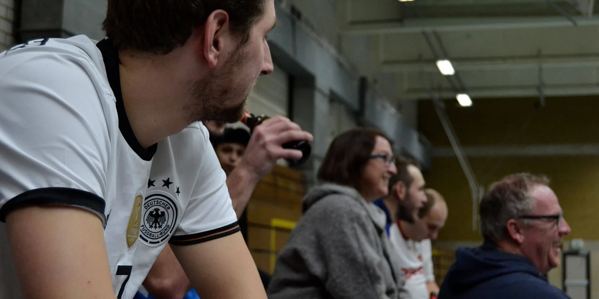 Lukas Köhler beobachtet das Treiben beim internen Hallenturnier des BSV Viktoria Bielstein