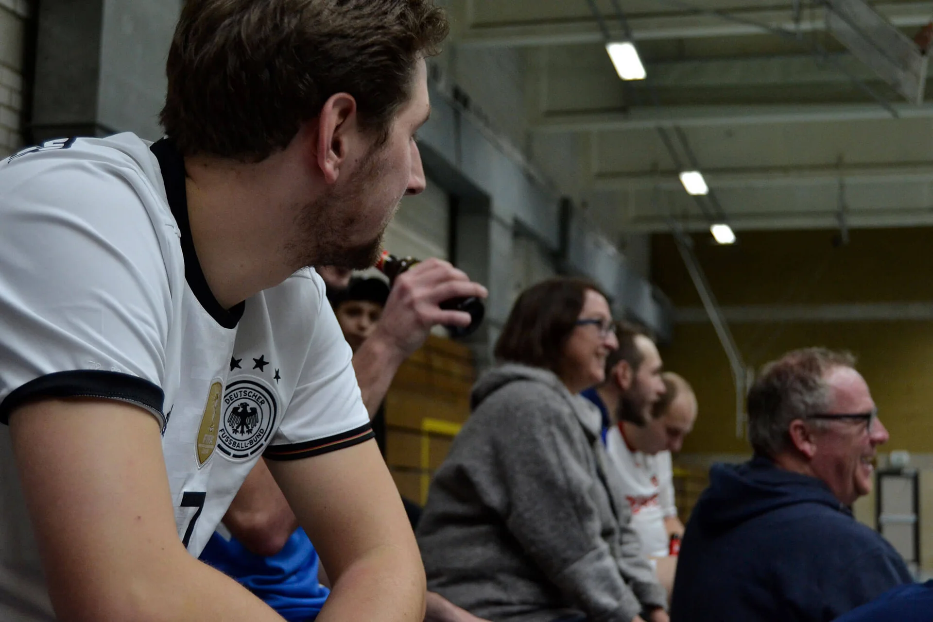 Lukas Köhler beobachtet das Treiben beim internen Hallenturnier des BSV Viktoria Bielstein
