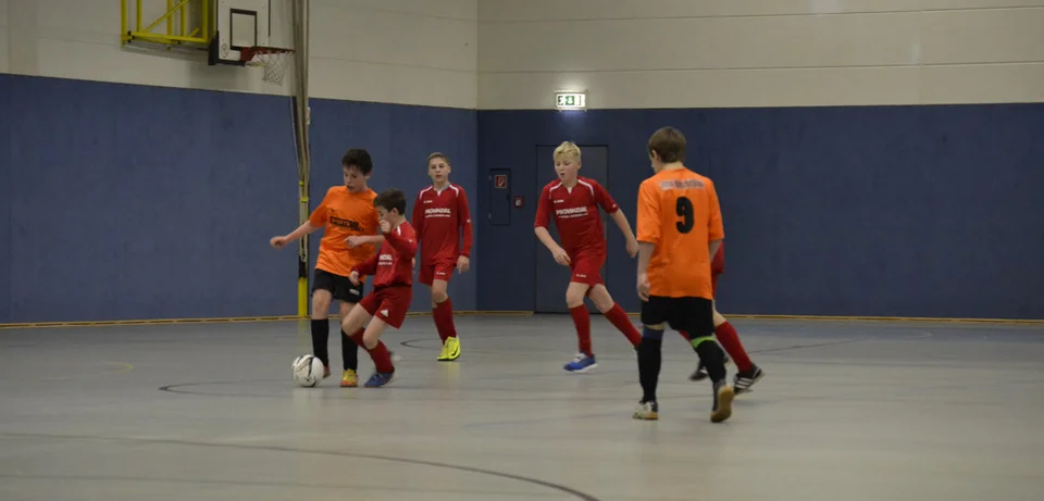 Marco setzt sich gegen den einen Kopf kleineren Gegenspieler durch Marco setzt sich gegen den einen Kopf kleineren Gegenspieler durch