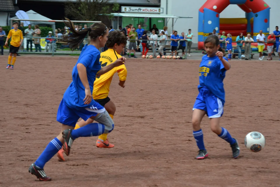 ... der es kurz darauf mit der zweiten Gegenspielerin (Carolin Rönnbeck) zu tun bekommt ... ... der es kurz darauf mit der zweiten Gegenspielerin (Carolin Rönnbeck) zu tun bekommt ...