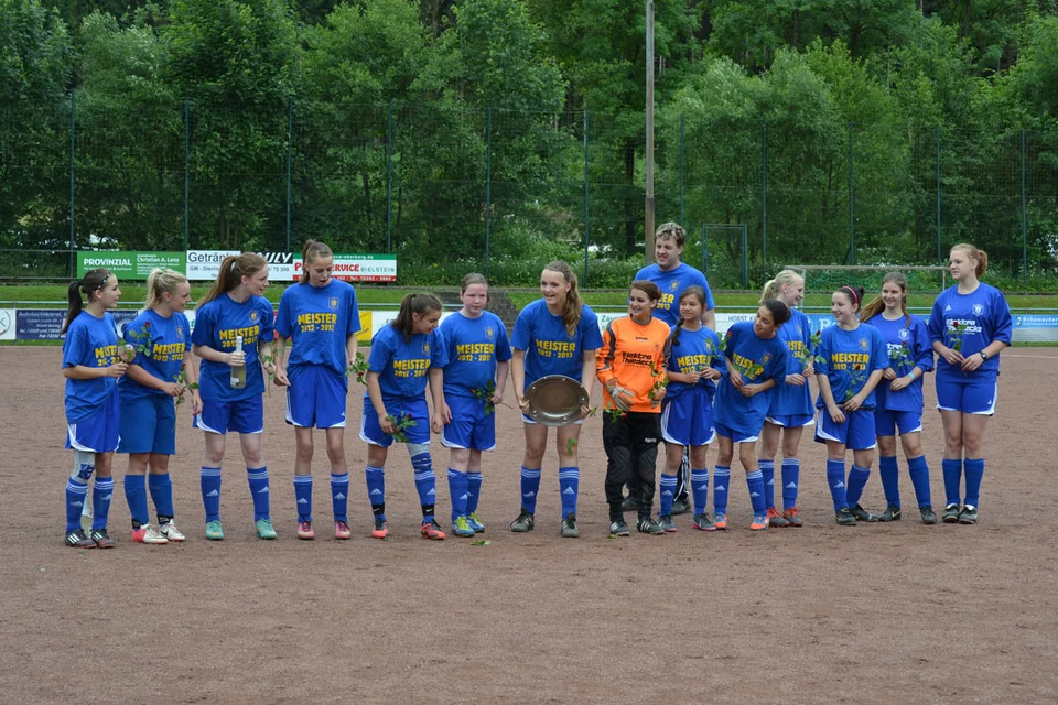 Laola-Welle der Mädchen in ... Laola-Welle der Mädchen in ...