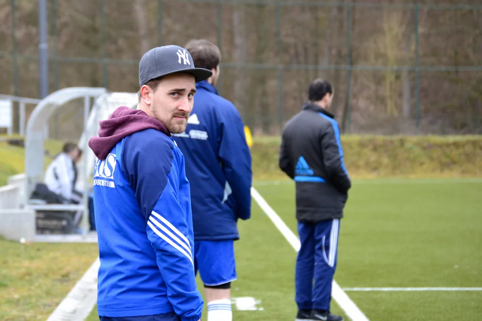 Schwer zu deutende Blicke: Sören Heinzelmann schaute sich das Spiel von draußen an Schwer zu deutende Blicke: Sören Heinzelmann schaute sich das Spiel von draußen an