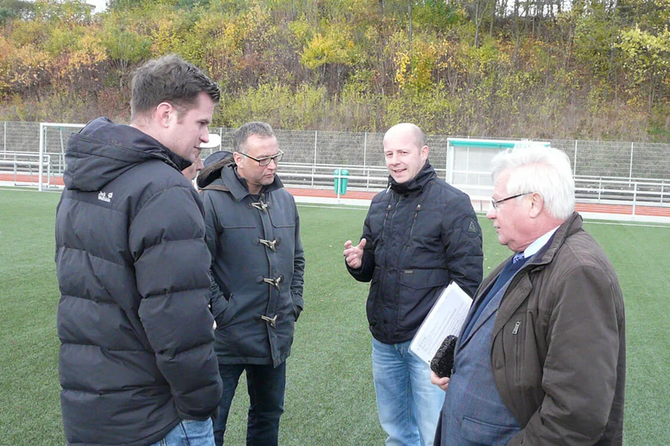 Im Gespräch: Vertreter der Firma Polytan erläutern Christof Fries und Thomas Rothe die Gegebenheiten des hiesigen Sportplatzes