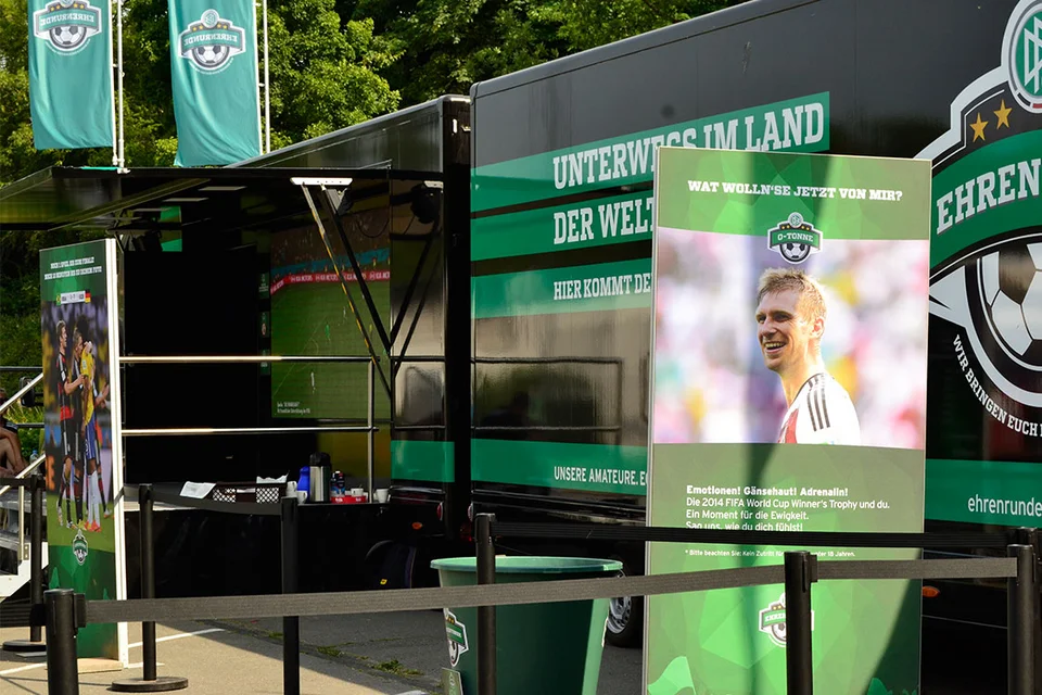 Material für umfangreiches Stöbern: der DFB hatte allerlei Materialien im Gepäck Material für umfangreiches Stöbern: der DFB hatte allerlei Materialien im Gepäck