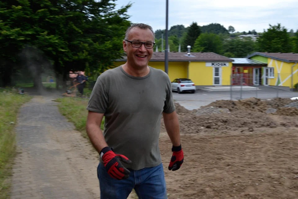 Gut gelaunt: auch Pressechef Thomas Rothe packte mit an