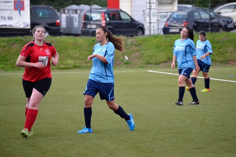 Schwestern-Flügel: Darya und Goli Chahardahcherik beackerten die rechte Seite Schwestern-Flügel: Darya und Goli Chahardahcherik beackerten die rechte Seite