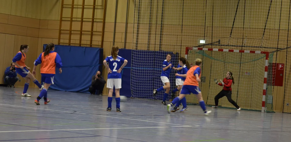 Das 1:0 im Spiel gegen Biesfeld: Jacqueline Holtz trifft mit der Innenseite ins Tor Das 1:0 im Spiel gegen Biesfeld: Jacqueline Holtz trifft mit der Innenseite ins Tor