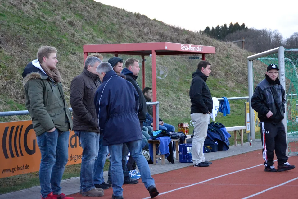 Ein gutes Dutzend Zaungäste begleitete die Erste auf der weiten Reise nach Holpe-Steimelhagen Ein gutes Dutzend Zaungäste begleitete die Erste auf der weiten Reise nach Holpe-Steimelhagen