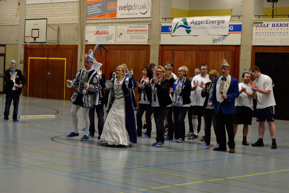 Verbreiteten eine Bombenstimmung: das Prinzenpaar und der Hofstaat des Karnevalvereins Bielstein Verbreiteten eine Bombenstimmung: das Prinzenpaar und der Hofstaat des Karnevalvereins Bielstein