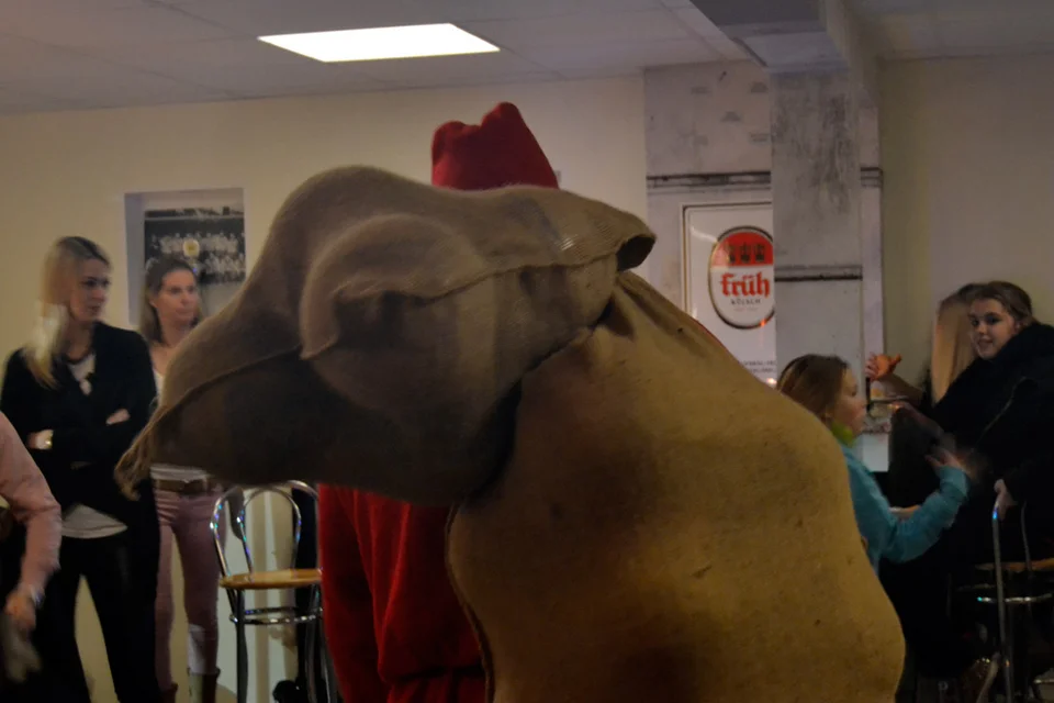 Schweres Gepäck: der Nikolaus hatte viel zu tragen Schweres Gepäck: der Nikolaus hatte viel zu tragen