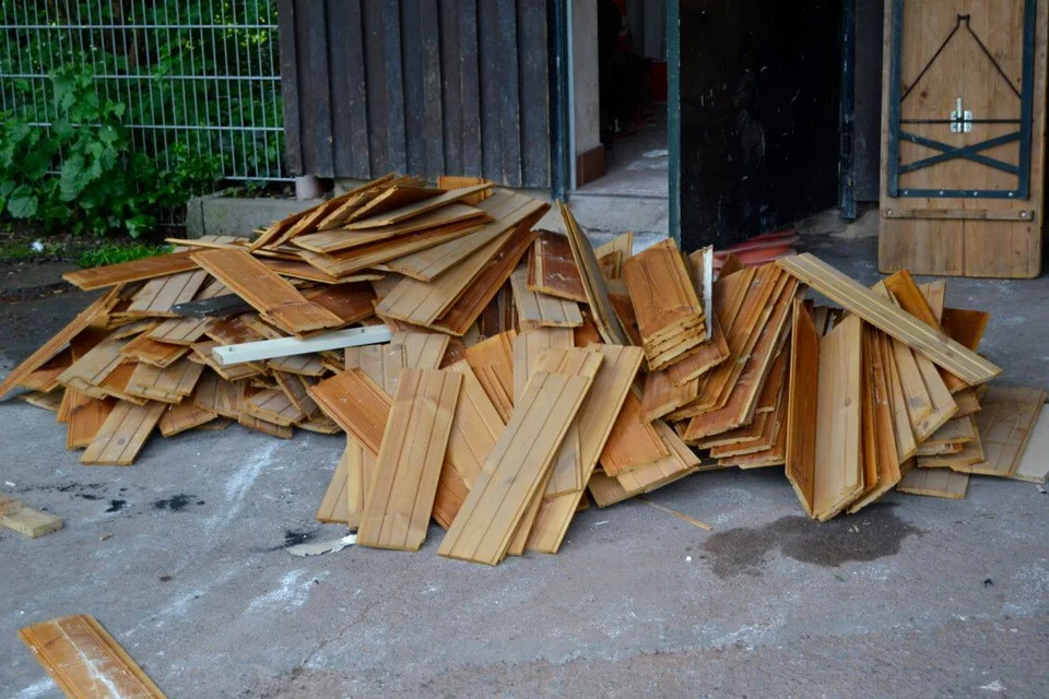 Reichlich Brennholz, was aus dem Clubheim herauskam Reichlich Brennholz, was aus dem Clubheim herauskam