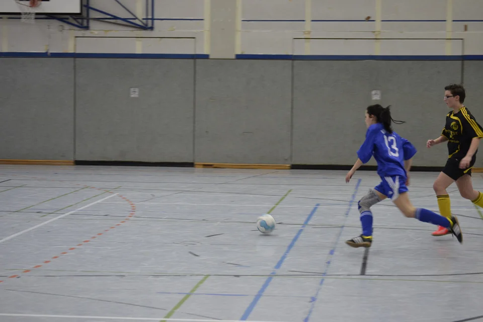 Jenny Völker läuft ihrer Gegenspielerin davon ...