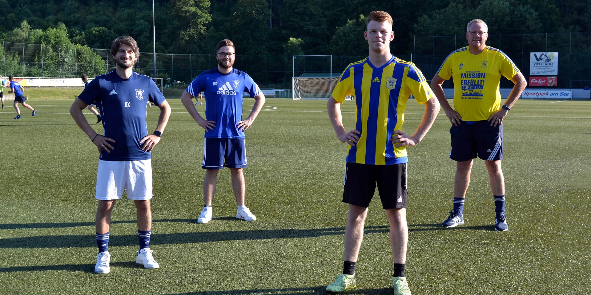 Georgios Xanthoulis, Björn Schumacher und Thorsten Prangenberg freuen sich über die Verpflichtung von Tim Bröcher