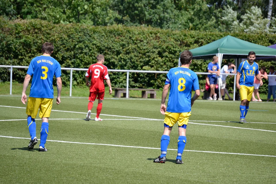 Die Defensive um Sebastian Pinzke, David Kaune und Patrick Weßel bekam die schnellen Marienhagener vor allem in Halbzeit 1 kaum in Griff Die Defensive um Sebastian Pinzke, David Kaune und Patrick Weßel bekam die schnellen Marienhagener vor allem in Halbzeit 1 kaum in Griff