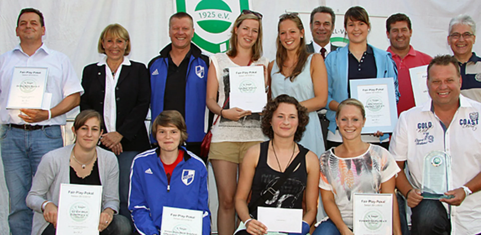 Die Trainer Conny Pothmann und Thomas Tröster nahmen den Preis in Merten entgegen