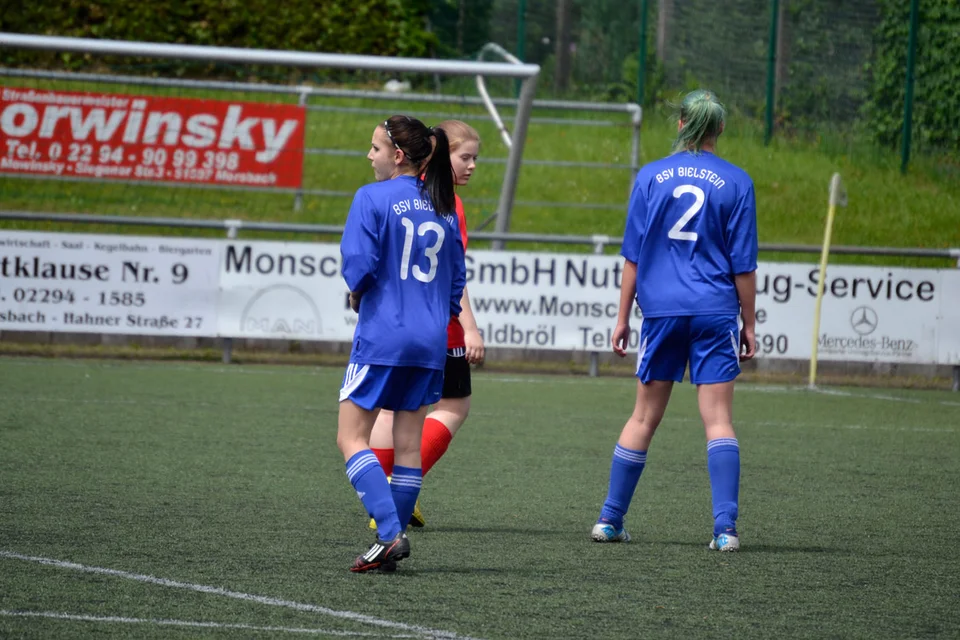 Jenny Völker und Xenia Eglien in der Defensivarbeit Jenny Völker und Xenia Eglien in der Defensivarbeit