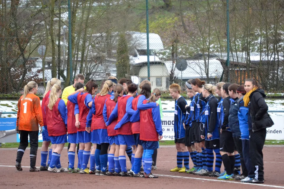 Begrüßung vor dem Anpfiff: zu dem Zeitpunkt hatte Rheidt noch gut lachen Begrüßung vor dem Anpfiff: zu dem Zeitpunkt hatte Rheidt noch gut lachen
