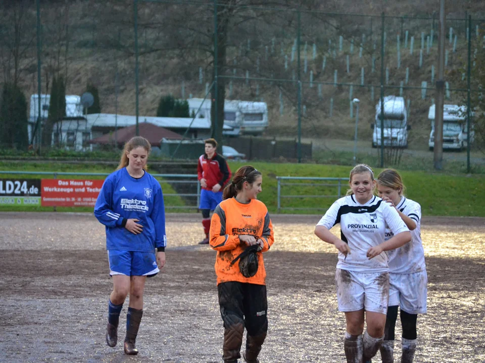 Konnten nach Schlusspfiff alle noch lachen: Bielsteinerinnen auf der einen, Wiehler auf der anderen Seite Konnten nach Schlusspfiff alle noch lachen: Bielsteinerinnen auf der einen, Wiehler auf der anderen Seite