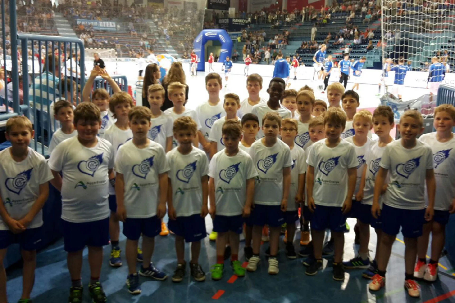 Insgesamt 31 Einlaufkinder liefen mit den Profimannschaften Hand in Hand und unter tosendem Beifall in die ausverkaufte Schwalbe-Arena ein