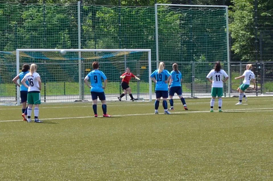 Mit einem kuriosen Tor glichen die Gäste die Partie aus Mit einem kuriosen Tor glichen die Gäste die Partie aus