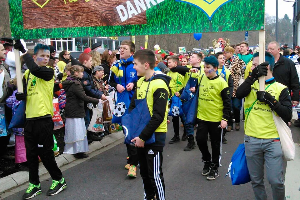 Lukas Burkhardt und Sven Sadowski scheinen keine Probleme mit dem Tragen der Schilder zu haben Lukas Burkhardt und Sven Sadowski scheinen keine Probleme mit dem Tragen der Schilder zu haben