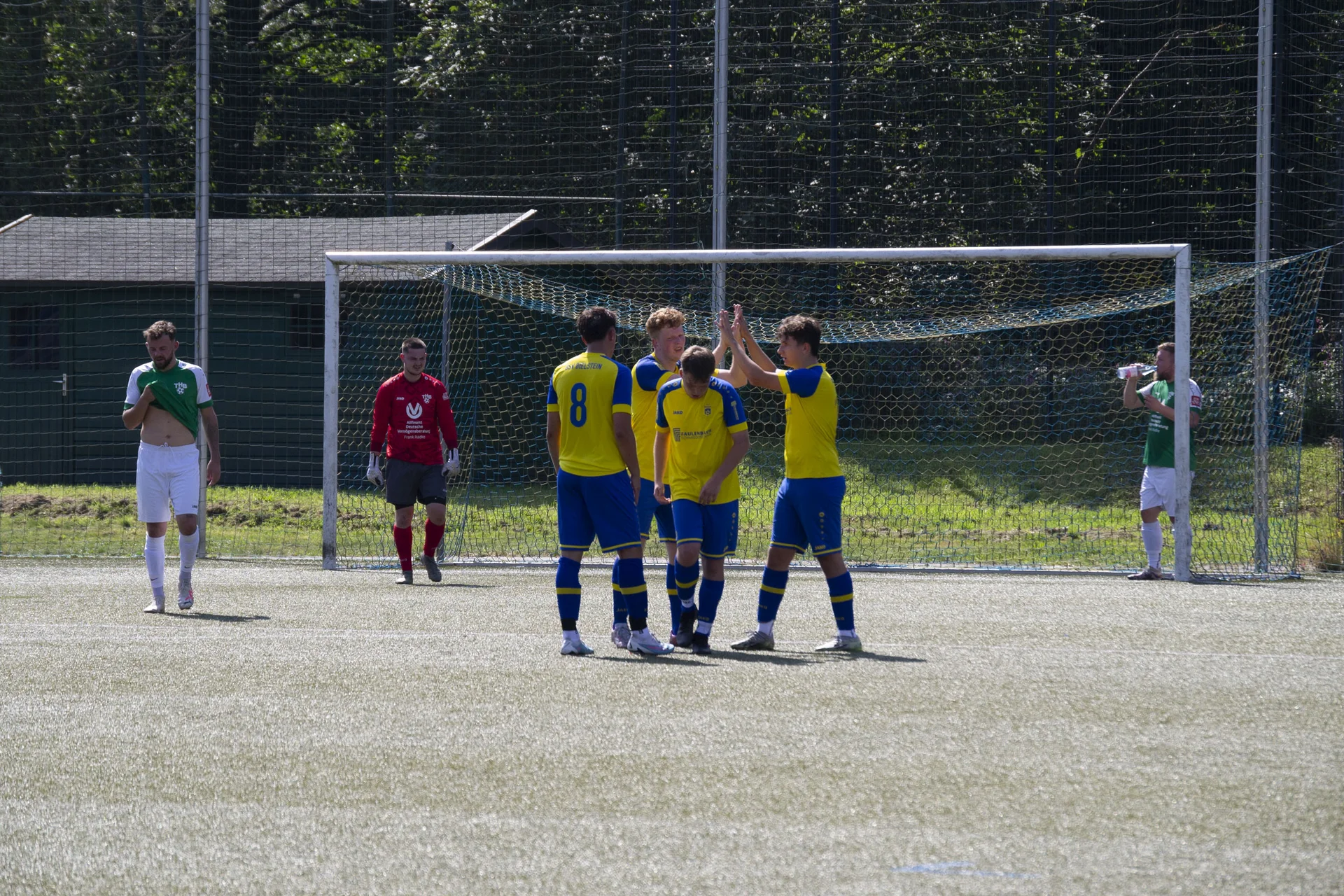 In der ersten Halbzeit hatte unsere Zweite Herren gleich dreifachen Grund zum Jubeln, nach der Halbzeit dann brachte man sich um den verdienten Lohn