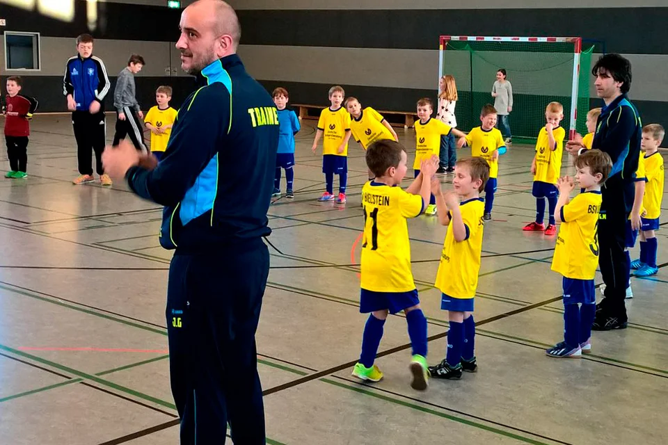 Aufstellen in Reih und Glied: die Kids beim Aufwärmen Aufstellen in Reih und Glied: die Kids beim Aufwärmen